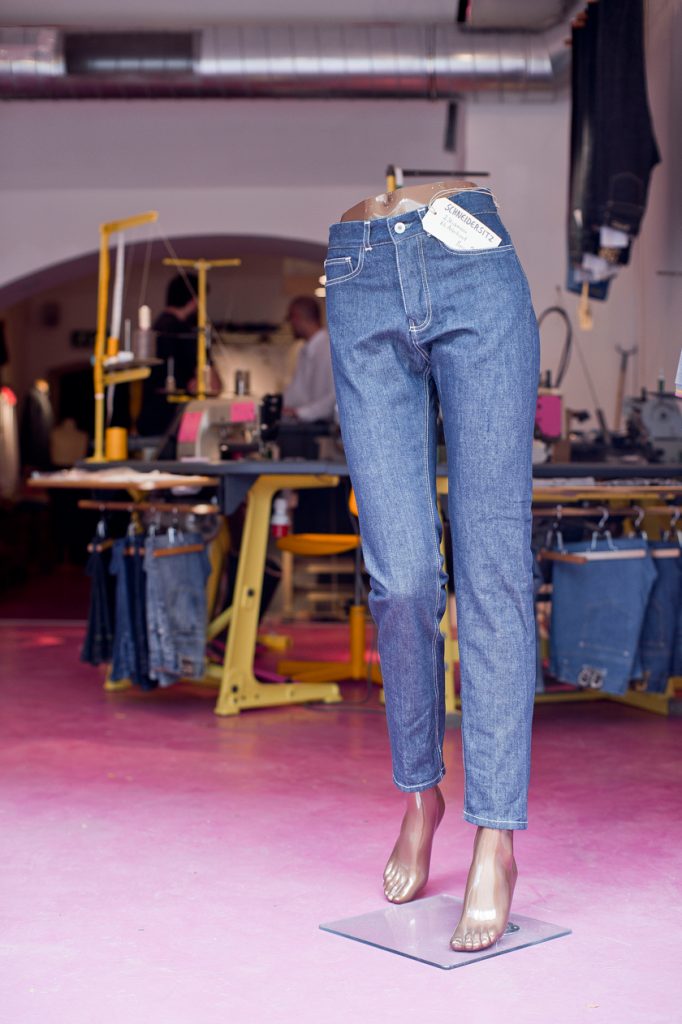 Gebrueder-Stitch-Jeans-im-Store-02_Foto-Claudio-Farkasch