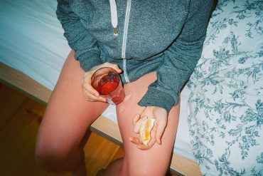 Periode Bett PMS Nackt Orange PMS Menstruation Frau