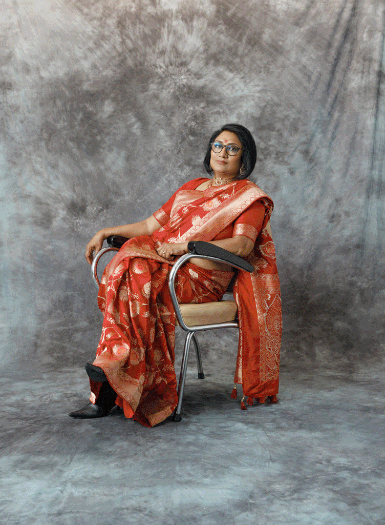 GIF aus drei Bildern von Pia Ahmed in einem traditionellem Gewand lächelnd, der Mutter in einem Sari sitzend, dem Vater in einer Balenziaga-Jacke sitzend.