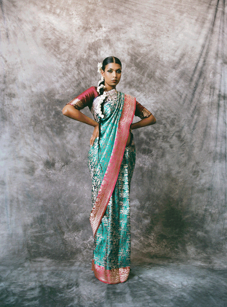 GIF aus zwei Bildern von Pia Ahmed, auf dem einen trägt sie ein traditionelles Sari, auf dem anderen einen urbanen Look.