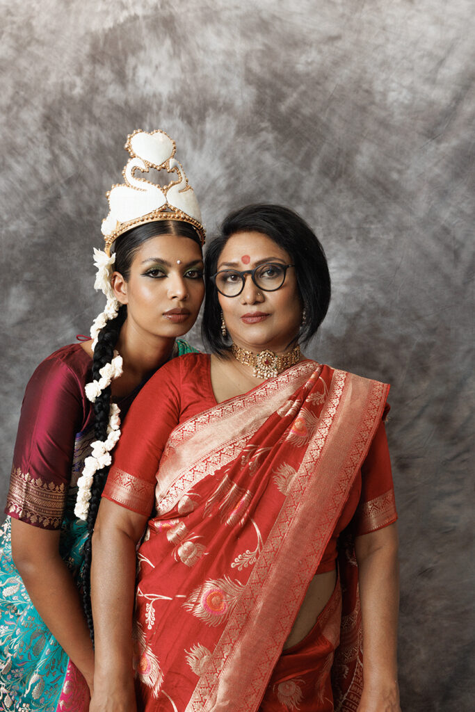Mutter und Tochter Pia Ahmed in traditionellen Saris aus Bangladesch.