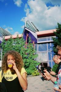 Anna und Maracuja Saft              