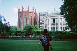 Vloggerin Suzie Grime im Garten des Kronprinzenpalais               