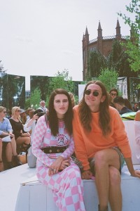 Vloggerin Suzie Grime und Riccardo Simonetti               